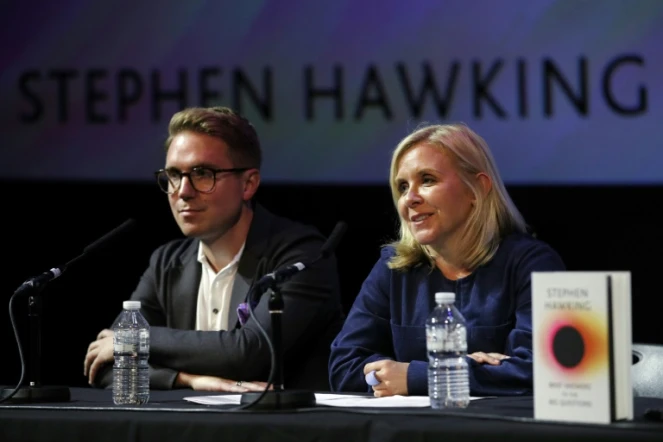 Le fils et la fille de l'astrophysicien britannique Stephen Hawking, Timothy et Lucy Hawking, lors de la présentation du livre posthume au Musée des sciences de Londres, le 15 octobre 2018