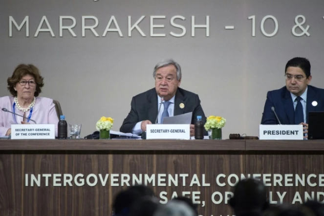 Photo du secrétaire général de l'ONU, Antonio Guterres (C), prise le 10 décembre 2018 lors de l'ouverture de la conférence consacrée au pacte sur les migrations, à Marrakech (Maroc)