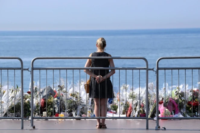 Un femme se recueille sur la promenade des Anglais, à Nice, le 19 juillet 2016