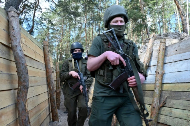 Des soldats ukrainiens lors d'un exercice dans une tranchée près de Kharkiv, dans l'est de l'Ukraine, le 30 avril 2022