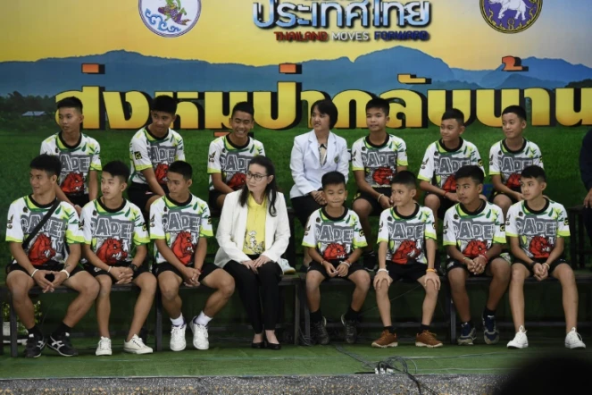 Douze jeunes joueurs de football et leur entraîneur rescapés d'une grotte en Thaïlande lors d'une conférence de presse après leur sortie de l'hôpital, à Chiang Rai le 18 juillet 2018