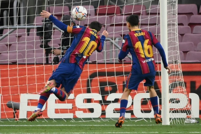 La star argentine Lionel Messi marque de la tête son 643e pour le Barça, contre Valence, le 19 décembre 2020 au Camp Nou de Barcelone  
