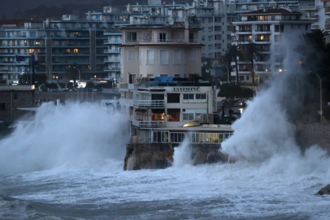 Des vagues viennent se briser sur rivage lors d'une tempête à Nice, le 20 décembre 2019