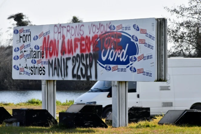 Des slogans contre la fermeture de l'usine Ford de Blanquefort peints sur un panneau à l'entrée du site, le 18 février 2019