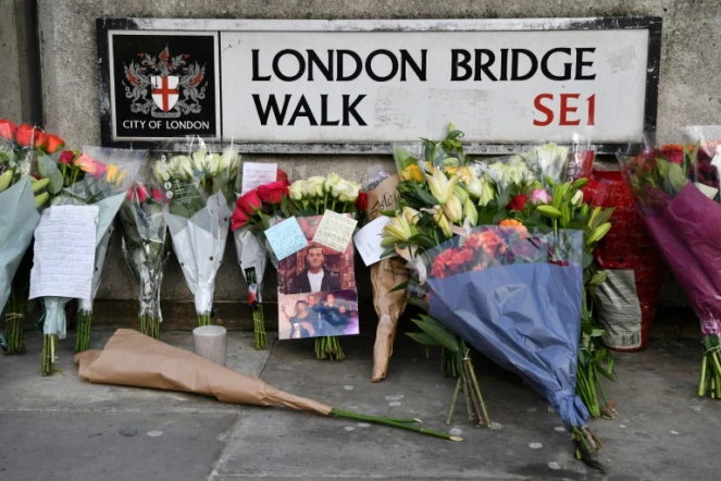 Des fleurs et la photo de Jack Merritt, le 1er décembre 2019 près du London Bridge, poignardé à mort par un ex-prisonnier condamné pour terrorisme à Londres