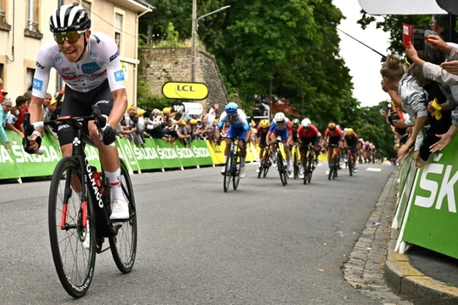 Le Slovène Tadej Pogacar s'élance vers la victoire dans la 6e étape du Tour de France le 7 juillet 2022 à Longwy