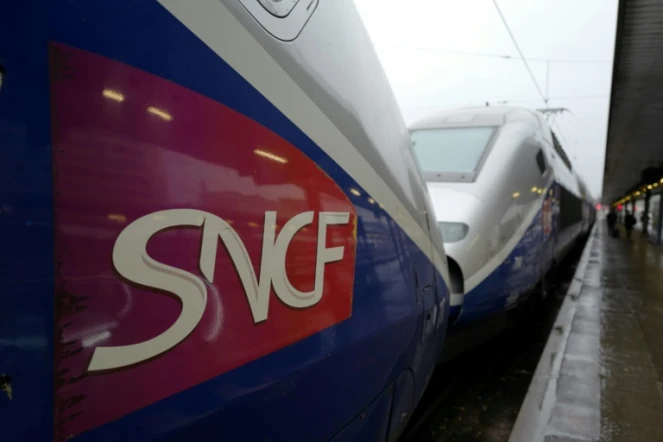Photo d'archives du logo de la SNCF sur un TGV stationné gare de Lyon à Paris, le 15 février 2018