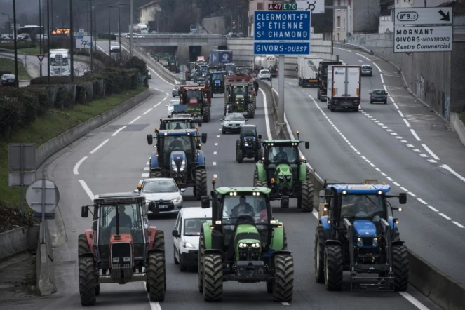 Des agriculteurs bloquent l'autoroute A47 près de Lyon, le 21 février 2018