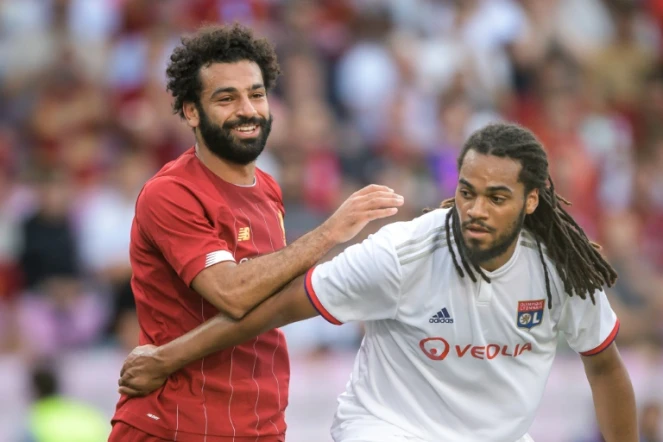 L'attaquant égyptien de Liverpool Mohamed Salah (g) et le défenseur belge de l'Olympique lyonnais Jason Denayer, lors d'un match amical le 31 juillet 2019 à Genève 