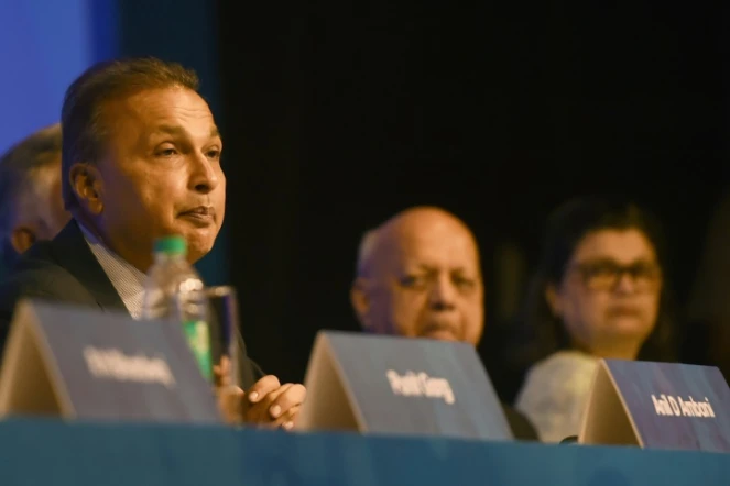 L'homme d'affaires indien Anil Ambani (G), président du groupe Reliance, le 18 septembre 2018 à Mumbai