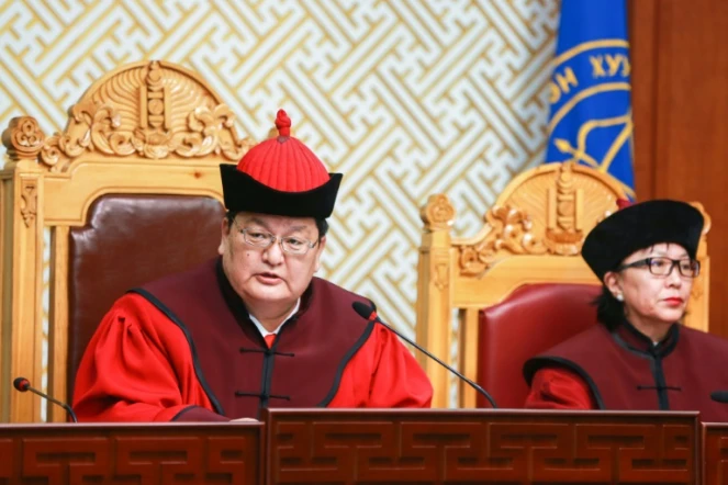 Le président de la de la Cour suprême de Mongolie Odbayar Dorj (à gauche) lors d'une conférence à Oulan-Bator le 22 octobre 2019