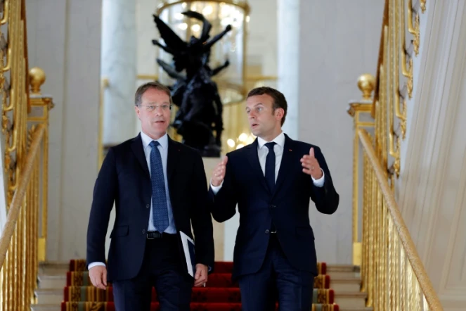 Emmanuel Macron au côté du président de la CPME François Asselin, après une réunion à l'Élysée, le 23 mai 2017 