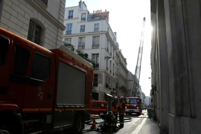 Des pompiers de Paris au travail dans le centre de Paris le 25 juillet 2017