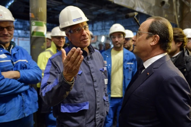 Le président François Hollande parle avec des salariés des chantiers navals de Saint-Nazaire, le 13 octobre 2015