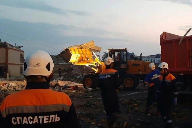 Photo diffusée le 15 août 2023 par le ministère russe des Urgences de secouristes sur les lieux d'un incendie après une explosion d'une station-service à Makhachkala, au Daguestan 