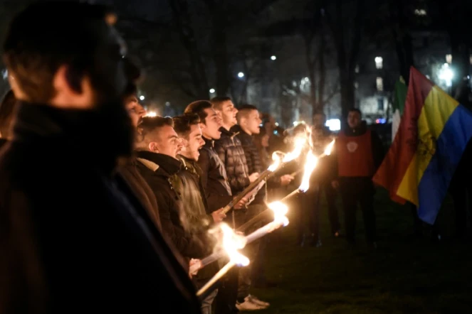 Des membres du mouvement d'extrême droite italien CasaPound marchent avec des torches à Milan, le 11 février 2018 