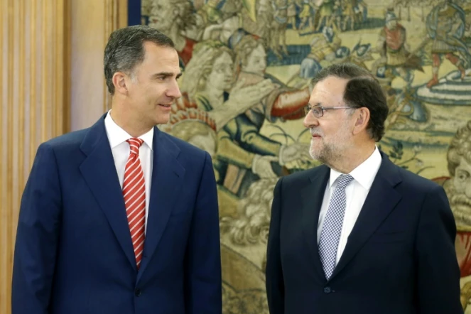 Le roi d'Espagne Felipe VI (g) et le Premier ministre espagnol Mariano Rajoy (d) dans le palllais de la Zarzuela à Madrid, le 28 juillet 2016 