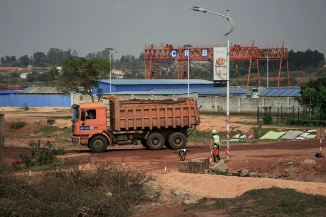 Sur le site de construction d'une route par la compagnie chinoise China Road and Bridge Corporation (CRBC)le 20 octobre 2018 à Antananarivo.