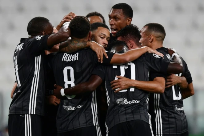 Les Lyonnais se congratulent après le penalty réussi de Memphis Depay face à la Juventus, en 8e retour de Ligue des champions le 7 août 2020 à Turin