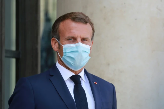 Le Président de la République Emmanuel Macron à l'entrée du palais de l'Elysée, à Paris, le 24 décembre 2020