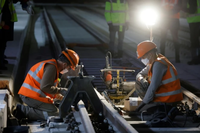 Des ouvriers installent des rails des futures lignes de métro du Grand Paris, le 29 octobre 2020
