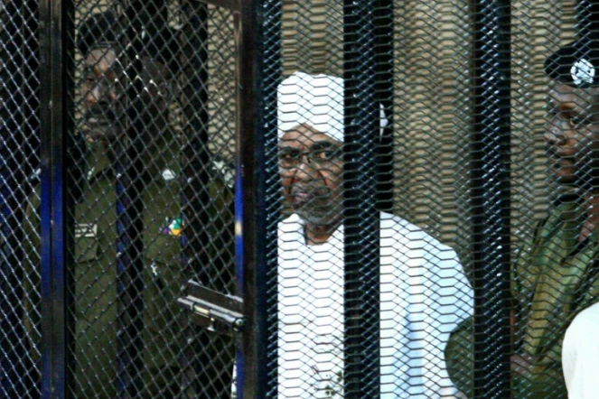 L'ancien président soudanais Omar el-Béchir à l'ouverture de son procès, le 19 août 2019 à Khartoum