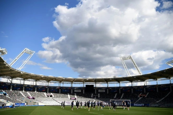 Les footballeurs de l'équipe de France lors d'un entraînement sur la pelouse du Stadium de Toulouse, le 2 septembre 2017