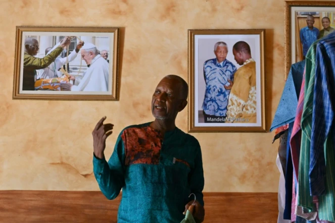 Le couturier ivoiro-burkinabè Pathé'O dans son magasin d'Abidjan, le 26 mai 2021