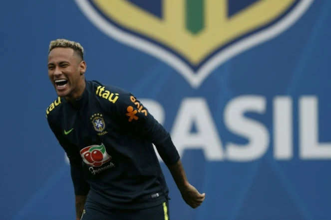 L'attaquant brésilien Neymar avec une coupe rafraîchie, à l'entraînement, le 19 juin  2018 à Sotchi