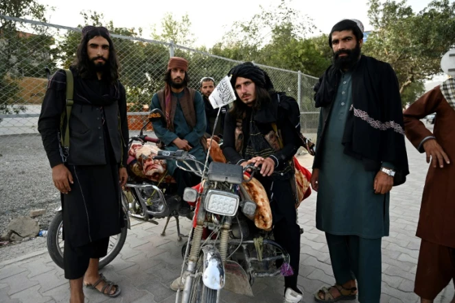 Des combattants talibans à un poste de contrôle à Kaboul, le 18 août 2021. 