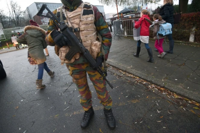 Un soldat belge devant l'entrée d'une école qui a rouvert ses portes, le 25 novembre 2015 à Bruxelles