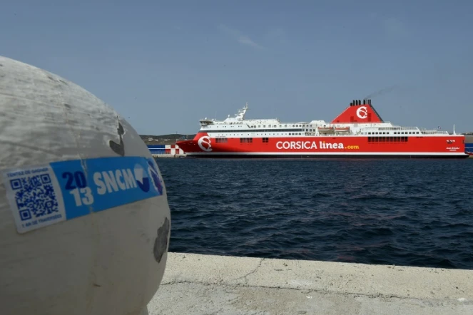 Le ferry "Jean Nicoli" aux couleurs de la "Corsica-Linea" à Marseille le 6 avril 2016. "Le navire (...) avait terminé ses opérations de débarquement, lorsque ce qui semble être une explosion sous-marine a secoué le bâtiment", selon le Grand port maritime de Marseille