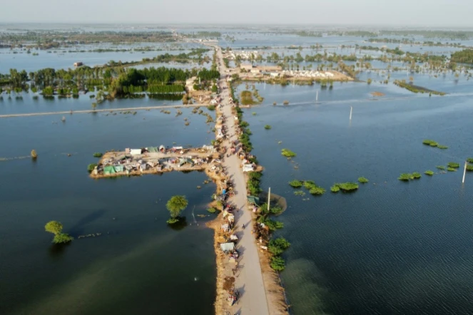 Vue aérienne de tentes improvisées pour des personnes déplacées par les inondations à Sohbatpur, le 4 septembre 2022 dans la province du Baloutchistan, au Pakistan 

