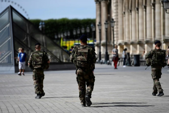 Des militaires en patrouille le 10 septembre 2016 devant le Louvre à Paris