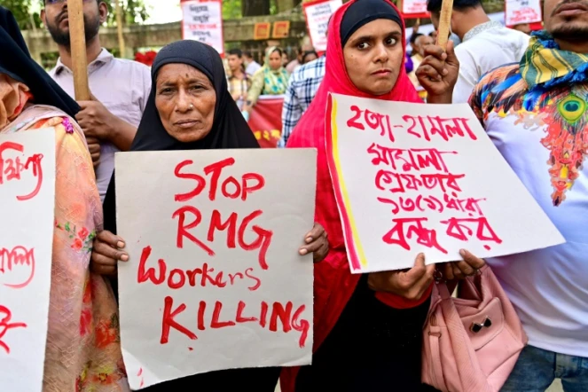 Des ouvriers du textile manifestent à Dacca le 10 novembre 2023 pour demander une hausse de leurs salaires