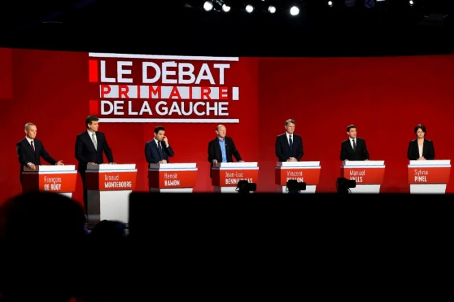 Les candidats de la primaire du PS et de ses alliés, le 15 janvier lors du deuxième débat télévisé, à Paris.