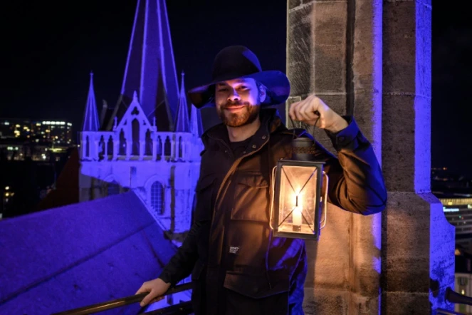 Marco Carrara, guet remplaçant, pose en haut du clocher de la cathédrale de Lausanne, le 17 décembre 2018
