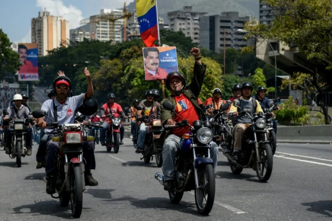 Des partisans du président vénézuélien Nicolas Maduros participent à un rassemblement, le 13 août 2018 à Caracas