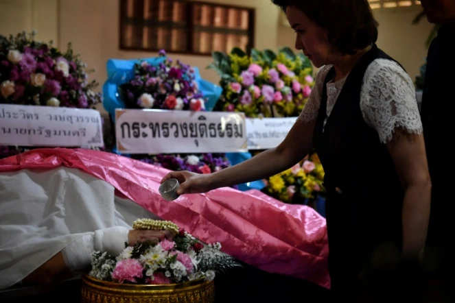 Une personne se recueille le 10 février 2020 à Nakhon Ratchasima devant le corps d'une des victimes de la tuerie sans précédent survenue dans cette ville du nord-est de la Thaïlande