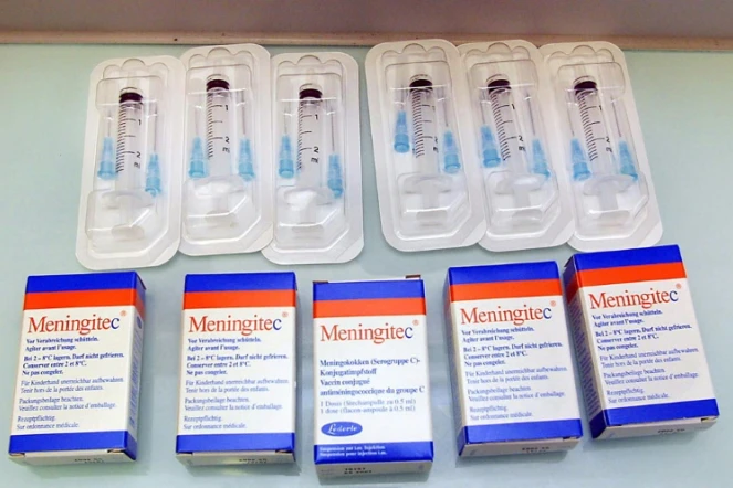 Une série de vaccin Meningitec et des seringues disposées sur une table, le 16 janvier 2002 à Clermont-Ferrand