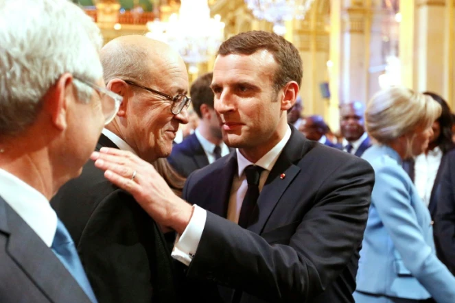 Emmanuel Macron salue l'ancien ministre de la défense Jean-Yves Le Drian lors de la cérémonie officielle à la mairie de Paris, le 14 mai 2017