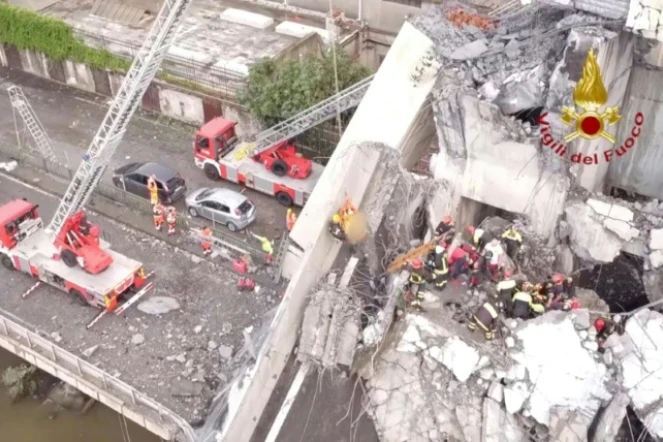 Les secours poursuivent leurs opérations de recherche, le 15 août 2018 sur le viaduc effondré de Morandi, en Italie (photo transmise par les pompiers italiens)