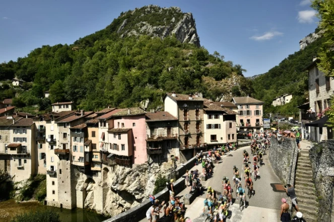 Le Tour de France cycliste traverse le village de Pont-en-Royans pour la 13e étape, le 20 juillet 2018 