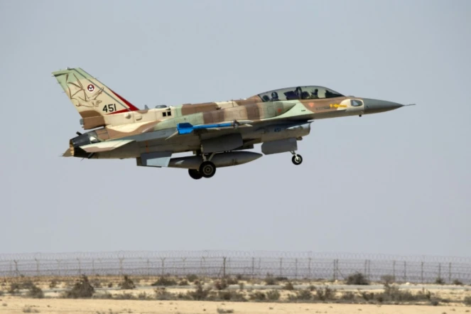 Un F-16 de l'armée israélienne décolle de la base militaire de Ramon dans le désert du Negev en Israël, le 21 octobre 2013 