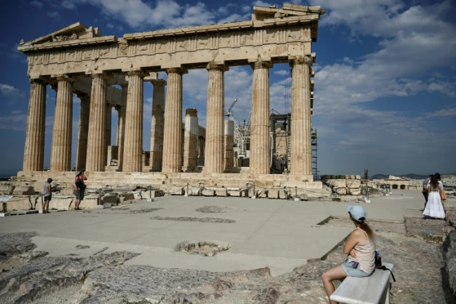 Des touristes visitent le Parthénon, le 4 juin 2021 à Athènes