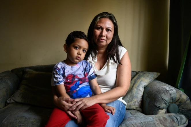 Ani Camacho avec son fils de 5 ans Zabdiel, lors d'un entretien avec l'AFP à Caracas, le 9 avril 2019