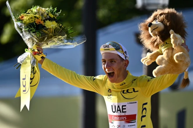 Le maillot jaune Tadej Pogacar savoure son triomphe dans le dernier Tour de France aux Champs-Elysées à Paris, le 18 juillet 2021  
