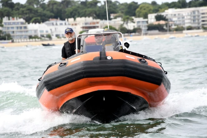 Les agents de la préfecture maritime mènent une opération de sensibilisation sur le bassin d'Arcachon, le 1er août 2018