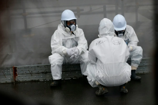 Des employés ?uvrant à la décontamination prennent une pause dans la centrale nucléaire à Okuma, le 12 novembre 2014