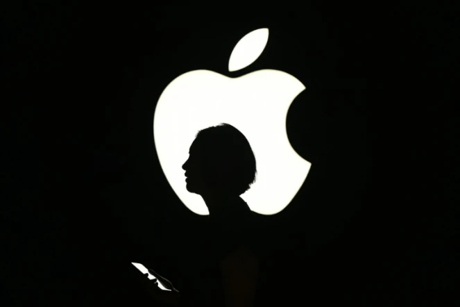 Une personne passe devant un logo Apple à San Francisco en Californie, le 9 septembre 2015 